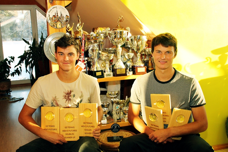 Mārtiņš (no kreisās) un Jānis Podži ar šogad tenisa profesionāļu turnīros izcīnītajām godalgām.
Autors: Uldis Varnevičs
