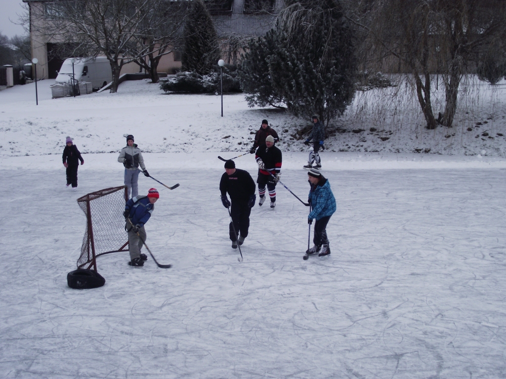 Bauskas pievārtē, iepretim kādreizējā Piena kombināta ēkai, dīķa hokeja priekus bauda kā lielie, tā mazie. 
Autors: Artūrs Dulbe