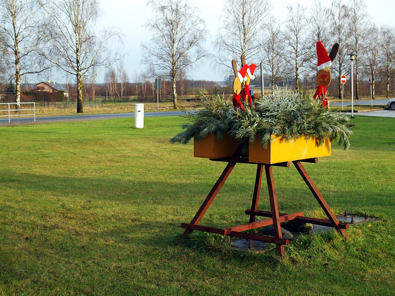 Gadumijā dekoratīvās kastes Iecavā papildinātas ar zaķu figūrām rūķu cepurēs.
Autors: Antra Ērgle