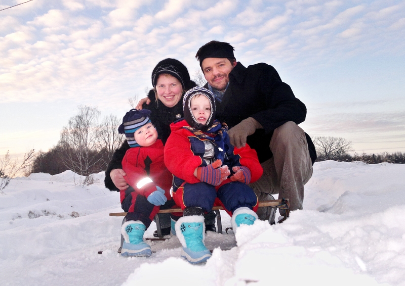 Ziemassvētku brīvdienās Edvīns Šnore paspēja izbaudīt ziemas priekus. Sniegā viņš ir kopā ar sievu Evitu un dēliem Oskaru un Kārli.
Autors: Vilnis Auzāns