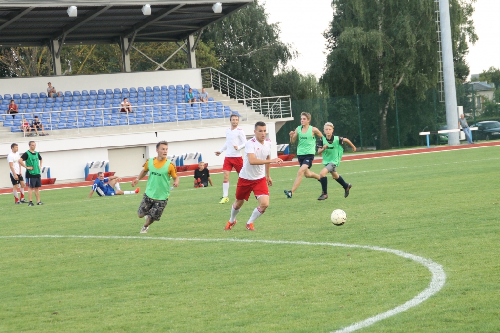 Iecavas jaunā stadiona futbola laukuma zālienu nākotnē varēs atslogot mākslīgā seguma futbola laukums. 
Autors: No arhīva.