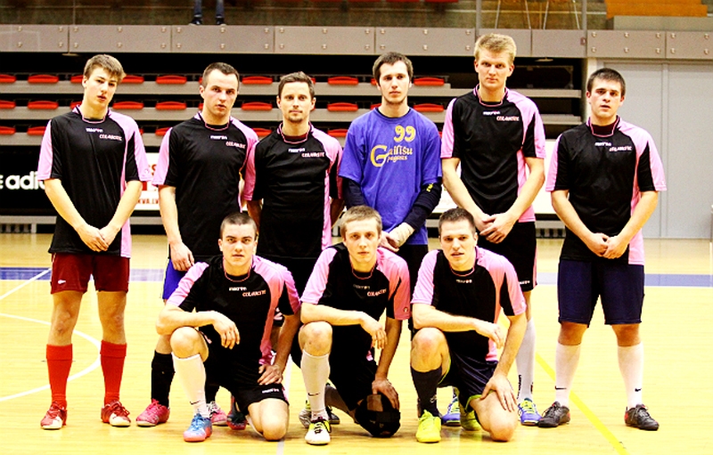 Iepriekšējās, 2013./2014. gada, sezonas futbola komanda SC «Mēmele». Otrajā rindā no kreisās – Kristaps Maskalis, Artūrs Zomerovskis, Ansis Pavilons, Āris Paužolis, Artūrs Dulbe, Vadims Sofoņenkovs. Pirmajā rindā no kreisās – Nauris Jātnieks, Elvijs Vīlips, Kaspars Priedols.
Autors: Elīna Gruncka