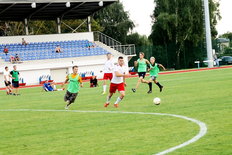 Iecavas jaunā stadiona futbola laukuma zālienu nākotnē varēs atslogot mākslīgā seguma futbola laukums. 
Autors: no «Bauskas Dzīves» arhīva