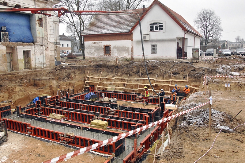 Mūzikas skolas būvlaukuma vietā iepriekš slējās vairākas vecas liepas, ko nācās novākt, taču pēc ēkas pabeigšanas te plānots stādīt jaunus kokus.
Autors: no «Bauskas Dzīves» arhīva. 
