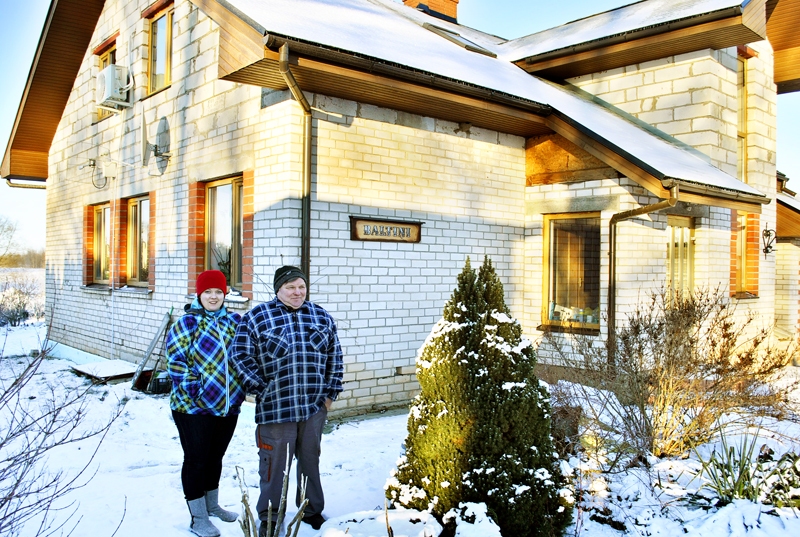 Pie pašu celtā nama – saimnieks Ilmārs Pētersons un viņa meita Sandra Marcinkēviča.
Autors: Māris Krūmiņš