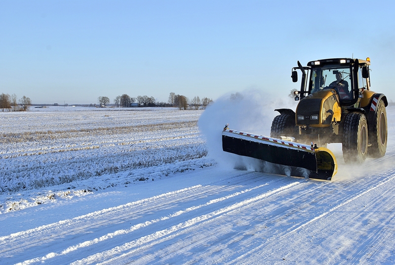 Sniega tīrīšana ceļu uzturētājiem pagaidām nesagādā problēmas. 
Autors: Māris Krūmiņš