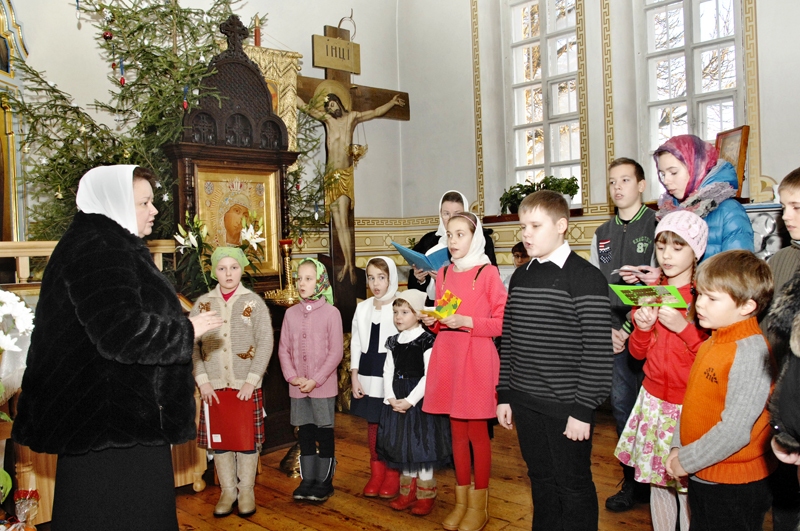 Bauskas pareizticīgo draudzes kora vadītāja Jeļena Maķe pirms dievkalpojuma ar bērniem izmēģina Ziemassvētku dziesmas. Tās viņi iemācījušies krievu, latviešu, kā arī ukraiņu valodā. 
Autors: Ivars Bogdanovs