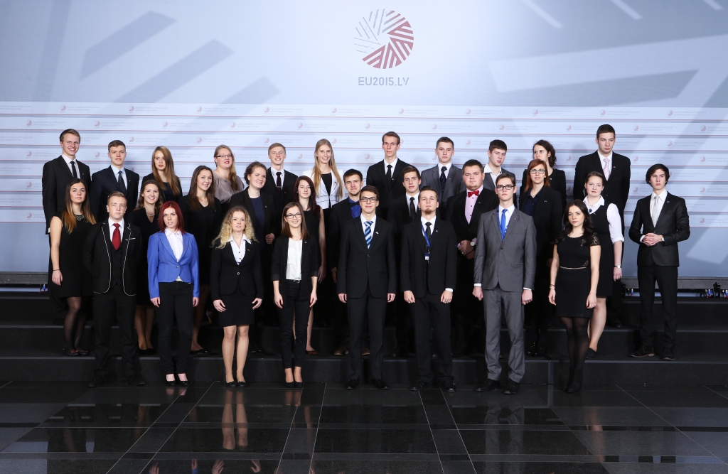 Sešdesmit jauniešu no visas Latvijas Nacionālajā bibliotēkā iejutās Eiropas Savienības dalībvalstu augstāko amatpersonu un dažādu nozaru ministru lomās. Viņu vidū arī Bauskas Valsts ģimnāzijas audzēkne Karīna Kuzmiča.
Autors: Publicitātes foto.