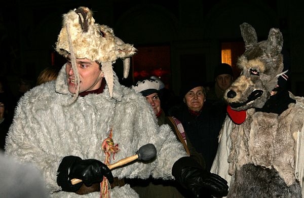 Ķekatnieki piedalās bluķa vilkšanas pasākumā Vecrīgā.
Autors: LETA