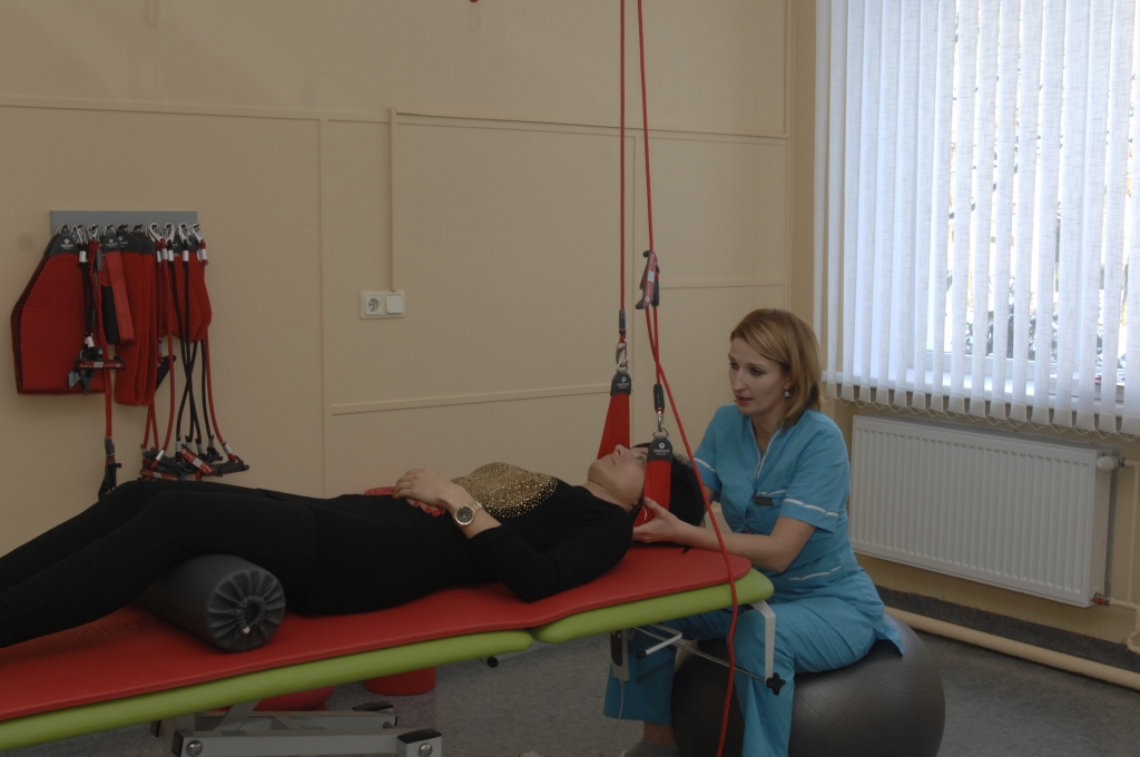 Irina Pašišņaka (no labās) no janvāra Bauskas slimnīcas pacientiem piedāvā ārstēšanu ar modernu fizioterapijas metodi – slinga terapiju. 
Autors: Ivars Bogdanovs