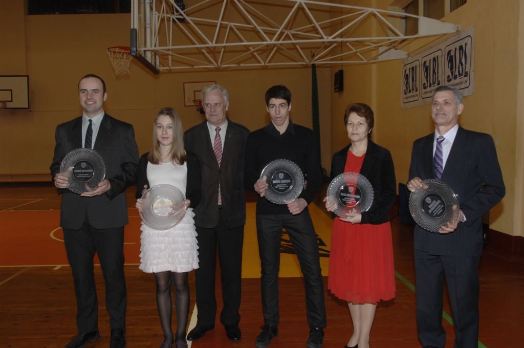 «Gada sportista 2014» laureāti Iecavas novadā: Dainis Upelnieks (no kreisās), Enia Tīna Šusta, Edžus Kauķis, Īrisa Korčagina un Roalds Cildermanis kopā ar Jāni Pelsi (trešais no kreisās). 
Autors: Ivars Bogdanovs