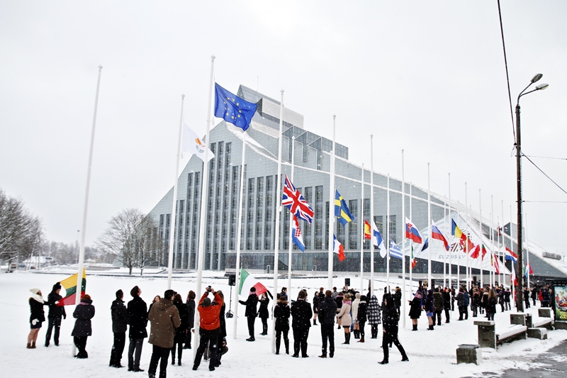 Pie Nacionālās bibliotēkas, kas ir Latvijas prezidentūras ES Padomē galvenā norises vieta, 5. janvārī pacelti ES un dalībvalstu karogi.
Autors: no eu2015.lv.