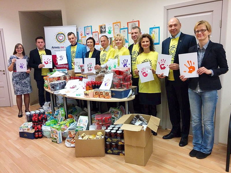 Uzņēmuma «Amway» pārstāvji dāvināja veselīgus našķus, akcijā piedalījās pludmales volejbolists Mārtiņš Pļaviņš (trešais no kreisās).
Autors: no SOS bērnu ciematu asociācijas albuma.