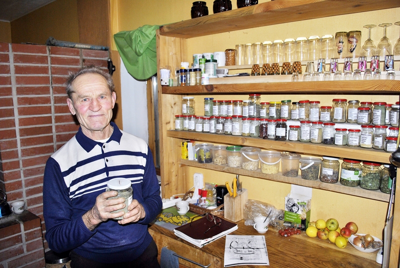 Ilmārs stāsta par savām «veselības burciņām», skaidrodams, kādās kaitēs lietot konkrētās dabas veltes. 
Autors: Māris Krūmiņš