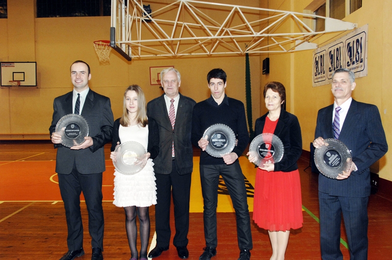 «Gada sportista 2014» laureāti Iecavas novadā: Dainis Upelnieks (no kreisās), Enia Tīna Šusta, Edžus Kauķis, Īrisa Korčagina un Roalds Cildermanis. Ar viņiem kopā novada domes priekšsēdētājs Jānis Pelsis (trešais no kreisās). 
Autors: Ivars Bogdanovs