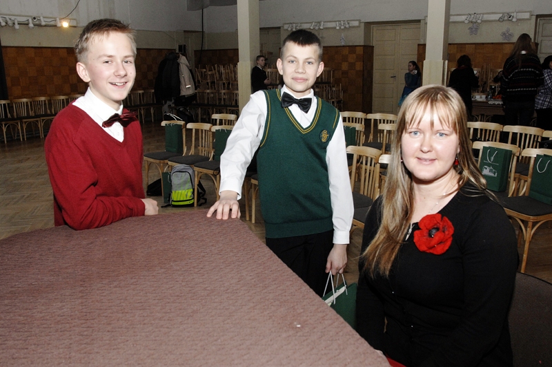 Solvita Lauzēja, eseju konkursa rīkotāja, kopā ar otrās un trešās vietas ieguvējiem Matīsu Kataņenko (no kreisās) un Vari Jātnieku. Labākās esejas autors Sandis Jēkabsons apbalvošanā nepiedalījās slimības dēļ.

Autors: Ivars Bogdanovs