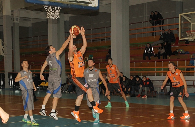 Arnis Simsons (ar bumbu) aizvadīja fantastisku spēli, gūstot 30 punktus 
un izcīnot 11 atlecošās bumbas.

Autors: Uldis Varnevičs