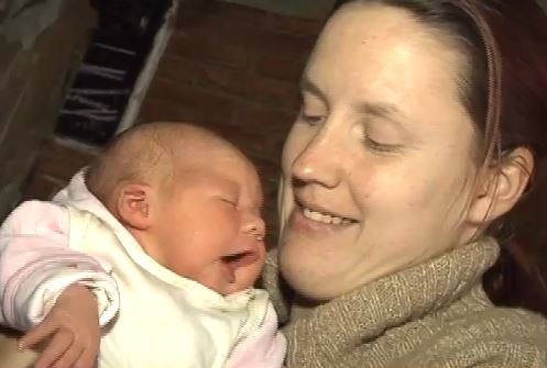 Dace Gūtmane ar savu meitiņu Amēliju, kura pērn nāca pasaulē Bauskas lielveikalā „Rimi”.
Autors: la.lv