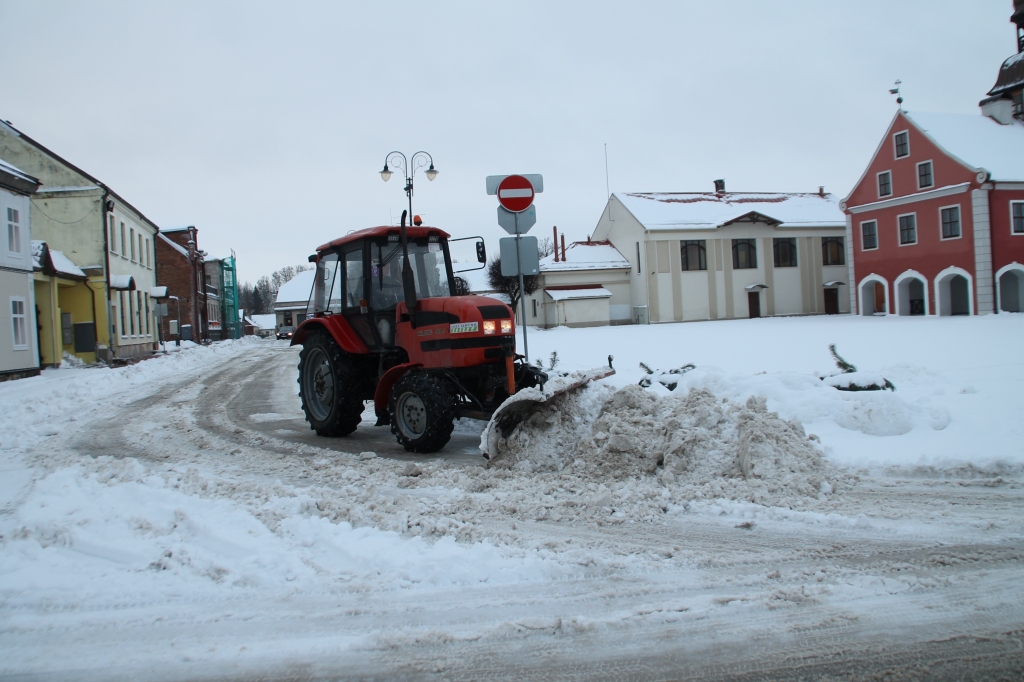 Sašķūrēto sniegu prom aizved tikai no Rātslaukuma.
Autors: Uldis Varnevičs