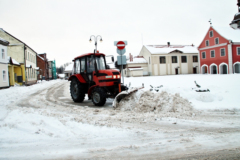 Bauskā sašķūrēto sniegu prom aizved tikai no Rātslaukuma. 
Autors: Uldis Varnevičs