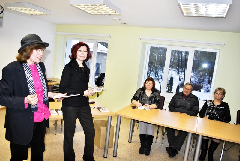 Īra Rozentāle (no kreisās) ierosināja rīkot Dinas Zoldneres grāmatas «Izdzīvot meiteņu paradīzē» prezentāciju Svitenē. 
Autors: Māris Krūmiņš