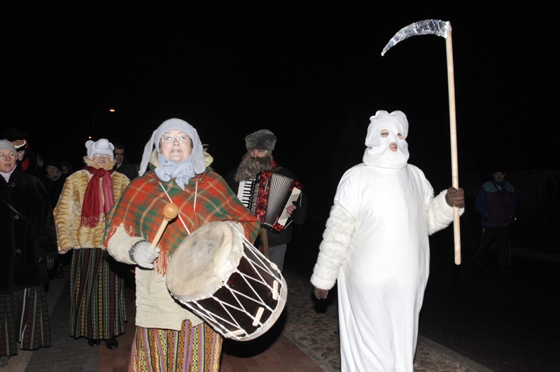 Ķekatās, budēļos jeb maskās iešana turpinās visu ziemu līdz pat Meteņiem, un tie šogad būs 17. februārī. Visi folkloristi un interesenti īsi pirms šīs dienas aicināti satikties Vecumniekos.
Autors: Ivars Bogdanovs