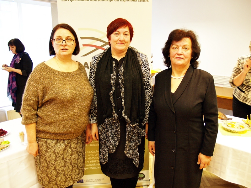 Pārtikas ražotājas Inga Celma (no kreisās) un Ieva Dūmiņa (no labās) par atbalstu un pamudinājumu pateicīgas lauku konsultantei Raimondai Ribikauskai.
Autors: Antra Ērgle