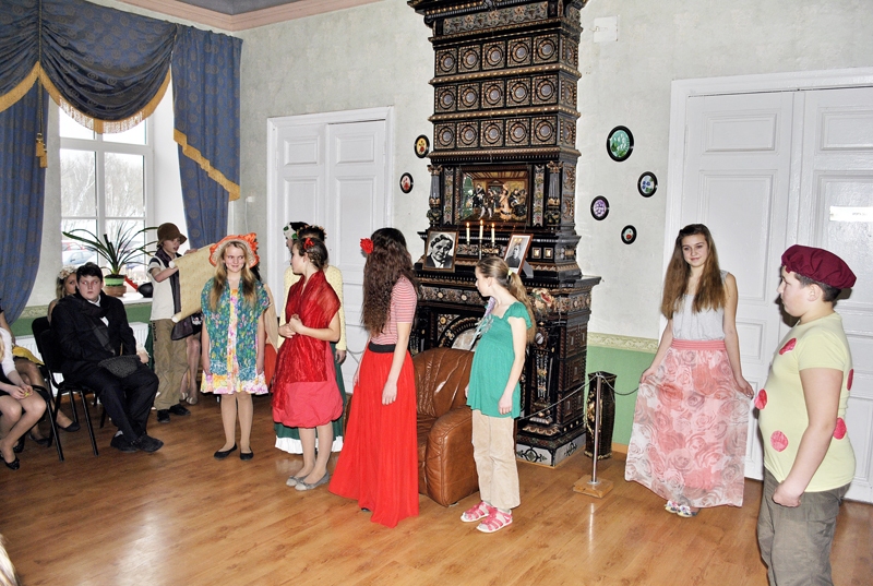 Skaistkalnes vidusskolas drāmas kopas dalībnieki rāda uzvedumu par ziediem.
Autors: Māris Krūmiņš