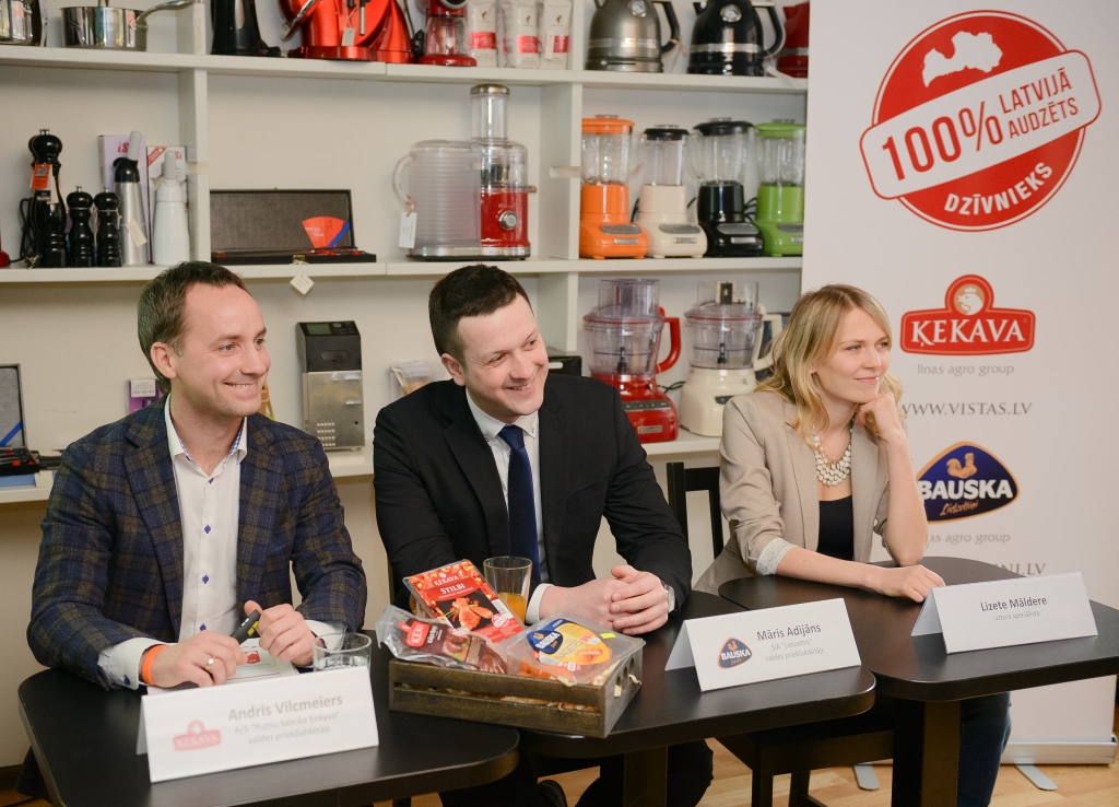 AS „Putnu fabrika Ķekava” valdes priekšsēdētājs Andris Vilcmeiers (no kreisās) un SIA «Lielzeltiņi» valdes priekšsēdētājs Māris Adijāns iepazīstina ar atpazīstamības zīmi «100% Latvijā audzēts produkts».
Autors: Publicitātes foto.
