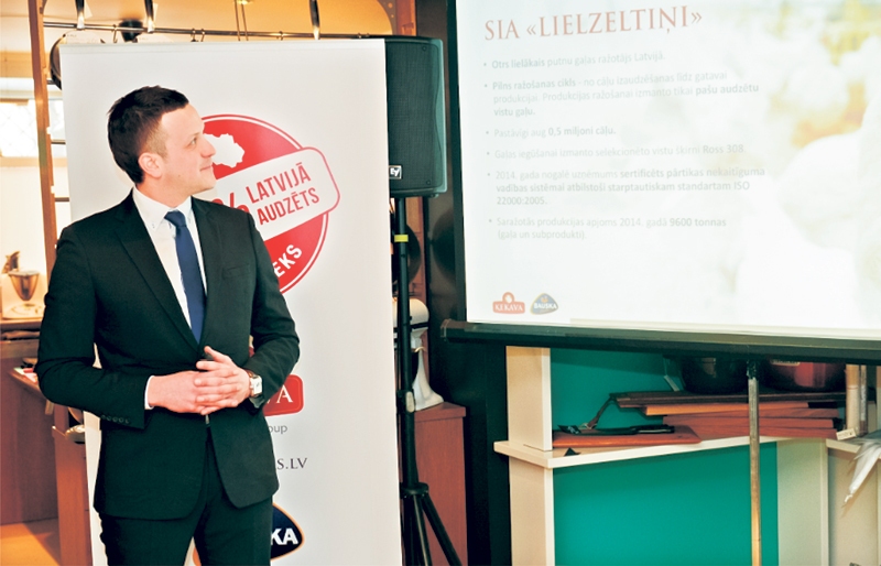 Māris Adijāns, SIA «Lielzeltiņi» valdes priekšsēdētājs, iepazīstina ar jauno produkcijas atpazīstamības zīmi «100% Latvijā audzēts produkts».
Autors: publicitātes foto