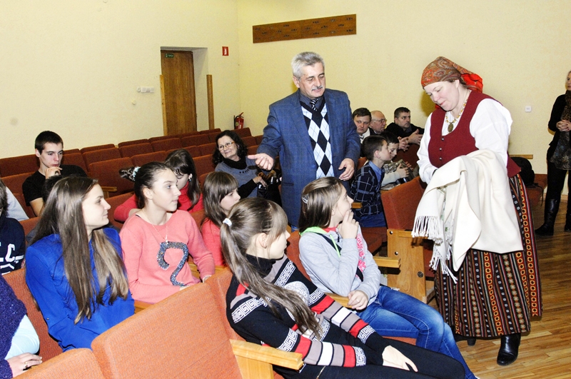 Daira Jātniece Ukrainas skolēniem latviešu rakstu zīmēs atklāj kopīgo ar ukraiņu tautas tērpu elementiem.
Autors: Ivars Bogdanovs