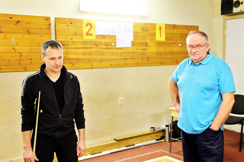 Divi labākie novusa spēlētāji Bauskas novada čempionātā – Eduards Lauks (no kreisās) un Ringolds Kaross. 
Autors: Uldis Varnevičs