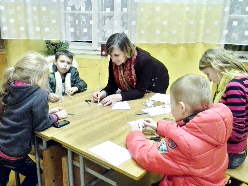 Skolotāja Gunta Šurna ar saviem audzēkņiem steidz pabeigt pēdējos papīra locījumus skatei.
Autors: Īra Rozentāle