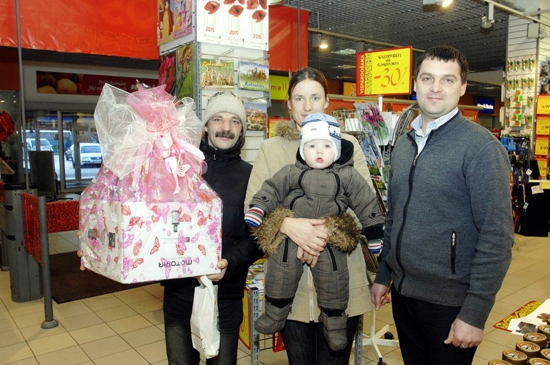 Mārtiņš Puķāns, lielveikala «Rimi» Bauskā vadītājs (no labās), gada jubilejā pasniedzis tirgotavas sarūpētu dāvanu mazajai Amēlijai un viņas vecākiem Dacei un Aigaram Gūtmaņiem. 
Autors: Ivars Bogdanovs