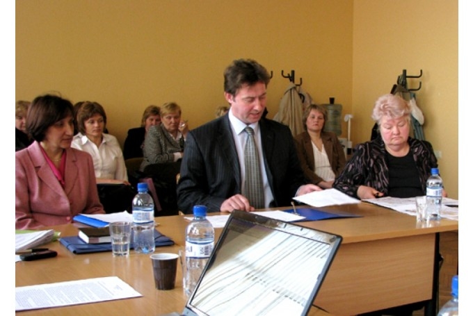 Deputāts un ģimnāzijas direktors Raimonds Žabovs kolēģus iepazīstināja arī ar jaunajiem noteikumiem par izglītojamo uzņemšanas kārtību.
Autors: No arhīva.