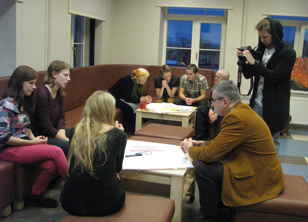 Vairāki jaunieši pēc diskusijas atzinīgi izteicās par novada domes priekšsēdētāja Raita Ābelnieka (no labās) ieinteresētību un prasmi ieklausīties.
Autors: Vilnis Auzāns