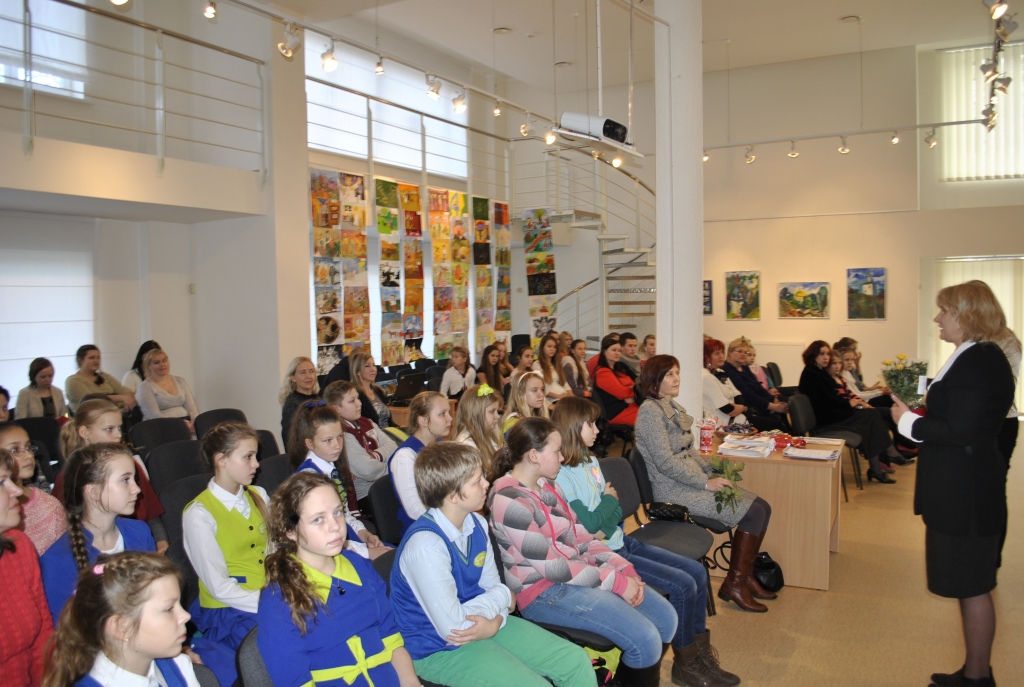 2015. gada kalendāra zīmējumu konkursa dalībnieki apbalvošanas ceremonijā.
Autors: Māris Krūmiņš