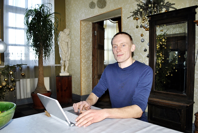 Rihardam Miķelsonam kalpošanā Bruknas kopienā labi noder iepriekšējā darba pieredze un zināšanas. 
Autors: Māris Krūmiņš