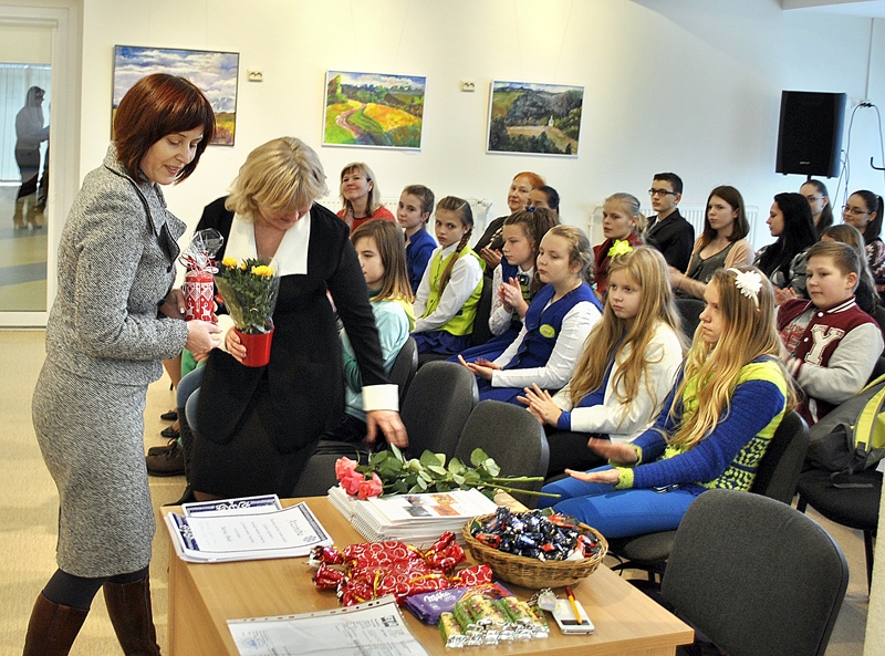 Apbalvošanas ceremonijā – 2015. gada kalendāra zīmējumu konkursa dalībnieki. 
Autors: Māris Krūmiņš