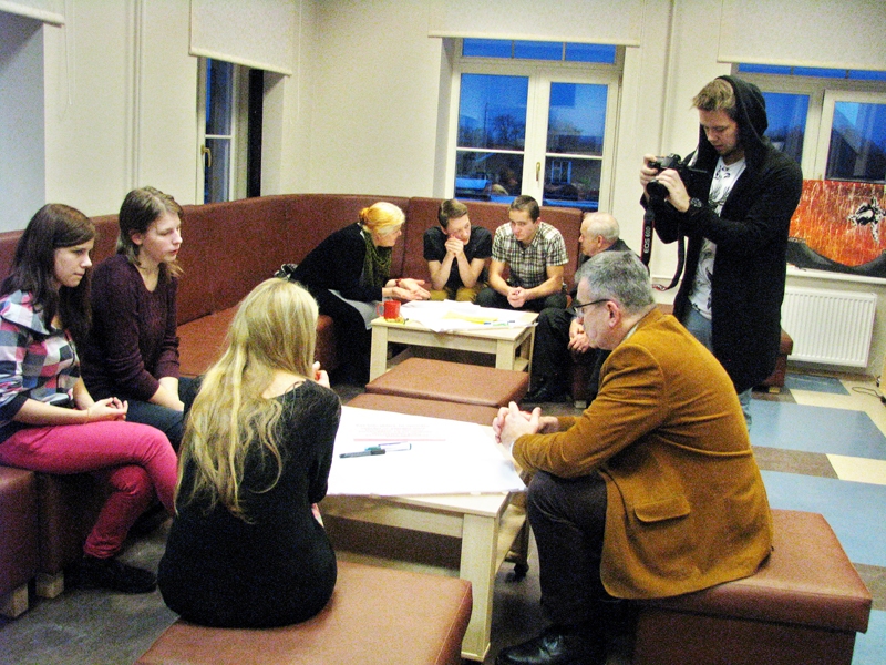 Vairāki jaunieši pēc diskusijas atzinīgi izteicās par novada domes priekšsēdētāja Raita Ābelnieka (no labās) ieinteresētību un prasmi ieklausīties.
Autors: Vilnis Auzāns