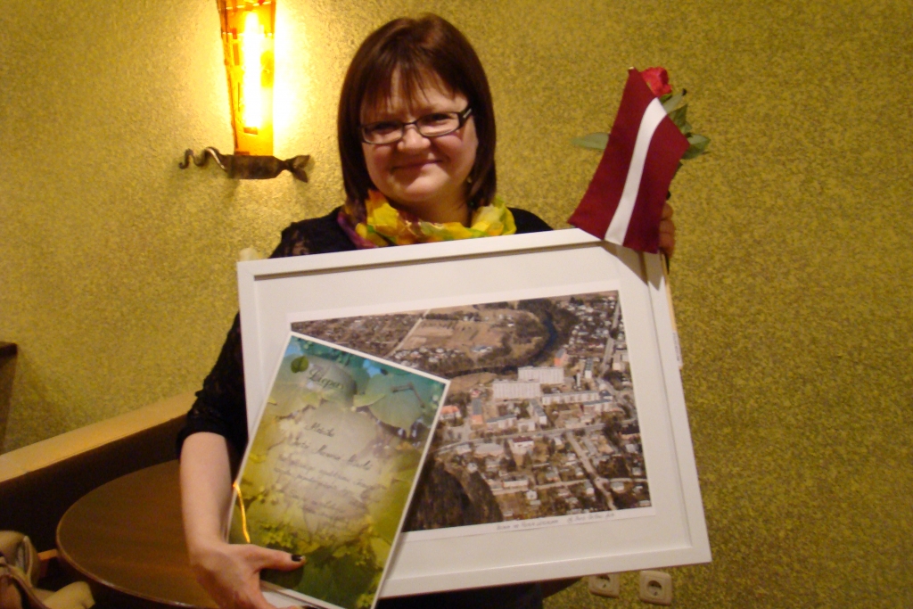 Iveta Norvaiša ar «Liepu» atzinības balvu.
Autors: No biedrības albuma.