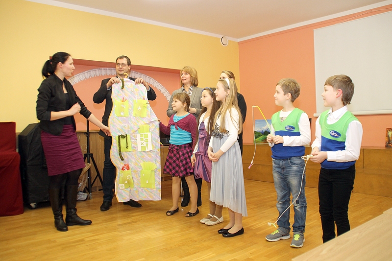 Bauskas sākumskolas 2.a klases skolēnu un vecāku radīto auduma «skapi» atzina par veiksmīgāko ideju.
Autors: Uldis Varnevičs