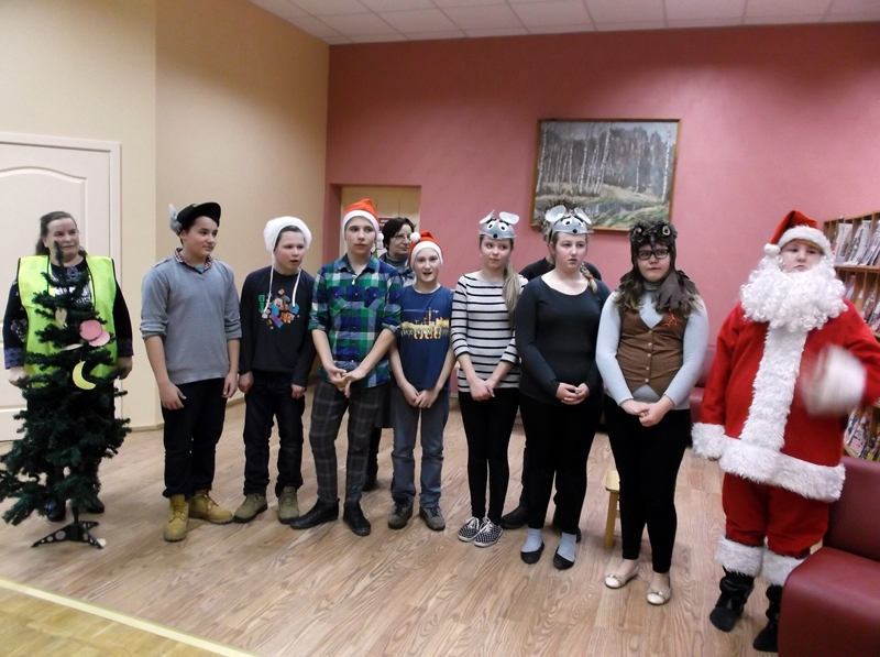 Īslīces vidusskolas teātra pulciņš rādīja V. Pumpures ludziņu «Ziemassvētku eglīte mežā».
Autors: no bibliotēkas arhīva