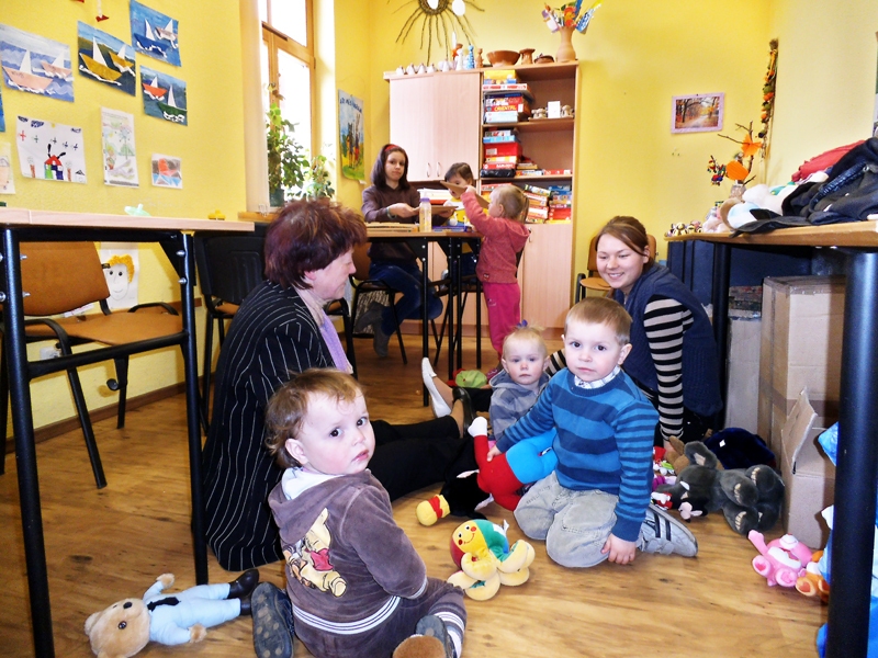 Projekta darbinieki pieskata bērnus, kamēr viņu mammas strādā grupā.
Autors: no projekta arhīva