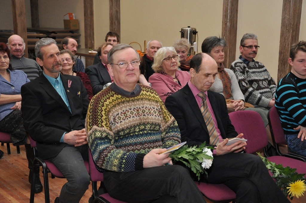 Atmiņu sarīkojumā piedalījās kupls pulks ļaužu, uzaicināti bija Romualds Ražuks un Renārs Zaļais (abi priekšplānā). Bārbeles pagasta bibliotēkas vadītāja Brigita Krauze šogad ielūgumus uz 1991. gada janvāra barikāžu atceres sarīkojumu bija izsūtījusi 53 bārbeliešiem, arī tiem barikāžu dalībniekiem, kuri pašlaik dzīvo citur.
Autors: Žanna Zālīte