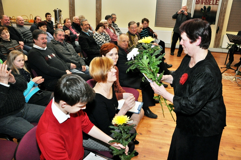 Atmiņu sarīkojumā. Bārbeles pagasta bibliotēkas vadītāja Brigita Krauze (no labās) šogad ielūgumus uz 1991. gada janvāra barikāžu atceres sarīkojumu bija izsūtījusi 53 bārbeliešiem, arī tiem barikāžu dalībniekiem, kuri pašlaik dzīvo citur. 
Autors: Žanna Zālīte