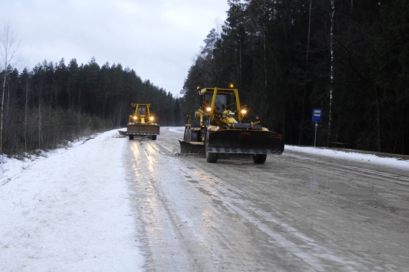 Vecumnieku novadā ledu no grantsceļiem vienlaikus skrāpē divi greideri. Tomēr arī tas nepalīdzēs, ja šoferi «nedraudzēsies ar galvu».
Autors: Ivars Bogdanovs