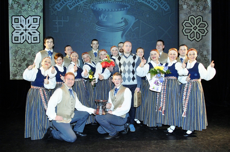 Pirmie uzvarētāji konkursā «Bigas krūze» ir Īslīces kultūras nama vidējās paaudzes deju kopa «Līdums». Viņu glabāšanā uz gadu nonākusi ceļojošā deviņus kilogramus smagā tērauda krūze.
Autors: Ivars Bogdanovs