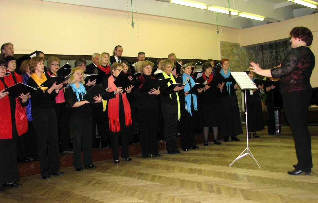 Grenctāles kultūras namā uzstājas divi kolektīvi no Rīgas: «Teika» un «Ozolzīle». 
Autors: Vilnis Auzāns