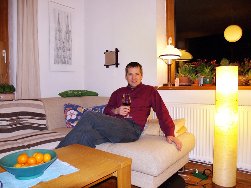 Edvīns Circenis nosmej, ka nevar fotografēties, ja netur kaut ko rokās – šoreiz tā ir laba vīna glāze, ko atļaujas iebaudīt pie vakariņām.
Autors: Antra Ērgle